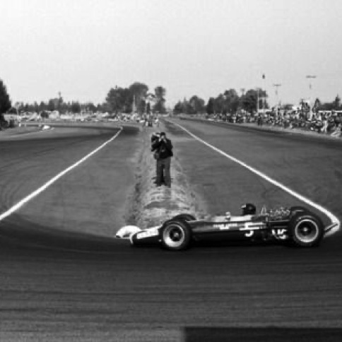 Circuit de Mexico typique avec son épingle serrée en bout de ligne droite... Circuit de Mexico typique avec son épingle serrée en bout de ligne droite...